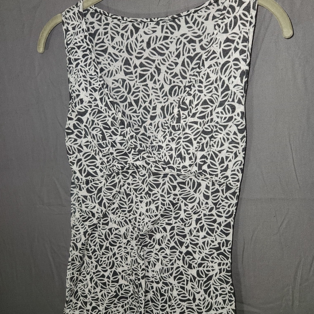 Black and White Leaf Pattern Top